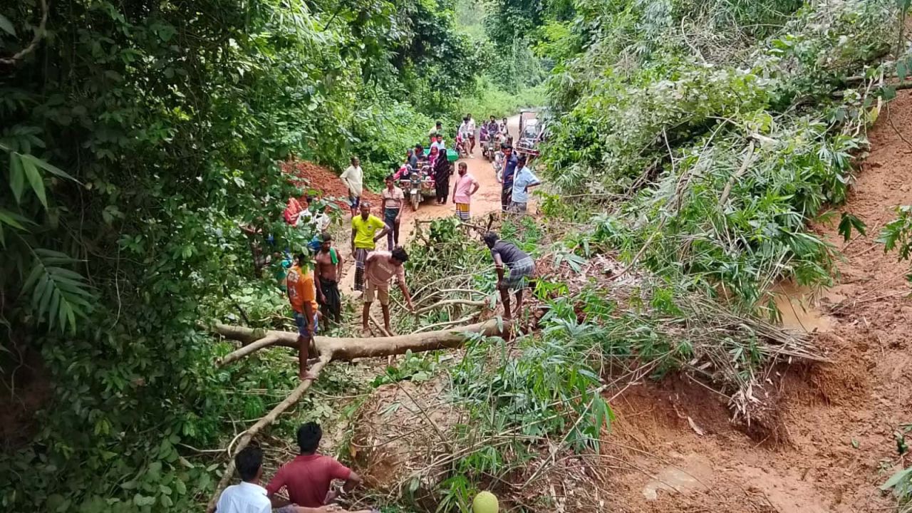টানা বর্ষণে শ্রীবরদীতে পাহাড় ধস, সীমান্ত সড়ক বন্ধ