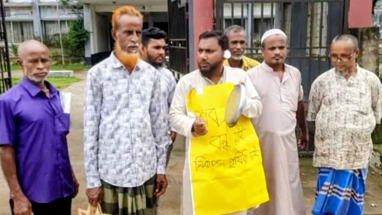 কলেজ শিক্ষকের শব্দ দূষণের অভিনব প্রতিবাদ