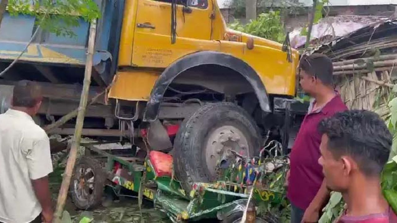 নীলফামারীতে ট্রাকচাপায় নিহত ৪