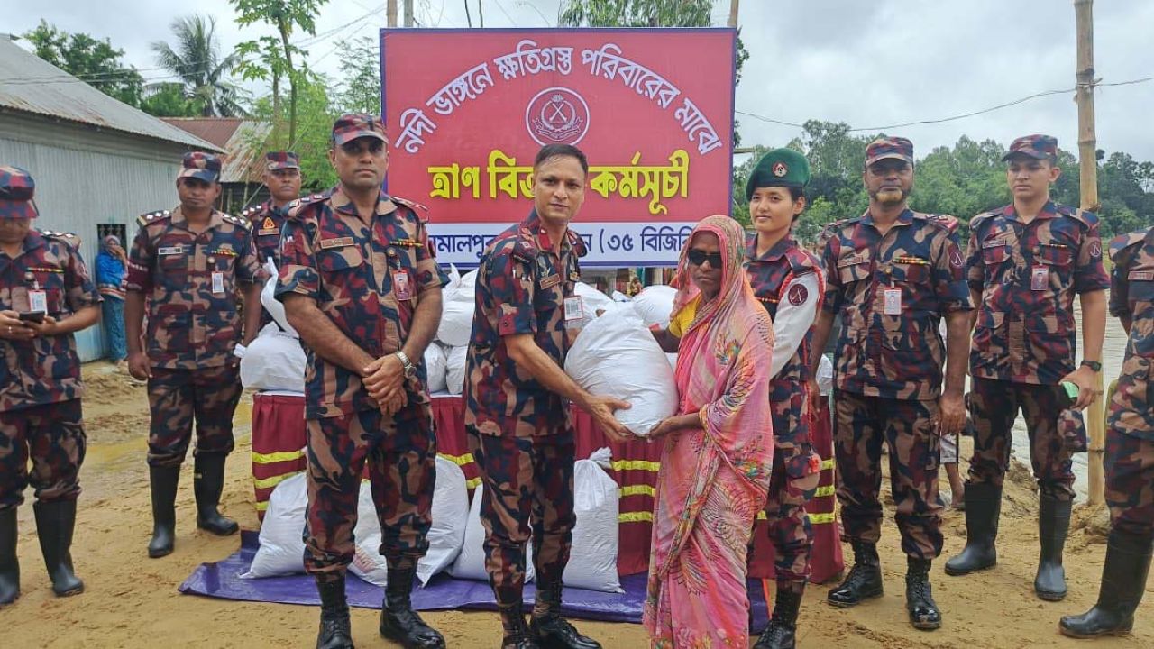 জামালপুরে নদী ভাঙন কবলিত মানুষের পাশে দাঁড়িয়েছে বিজিবি