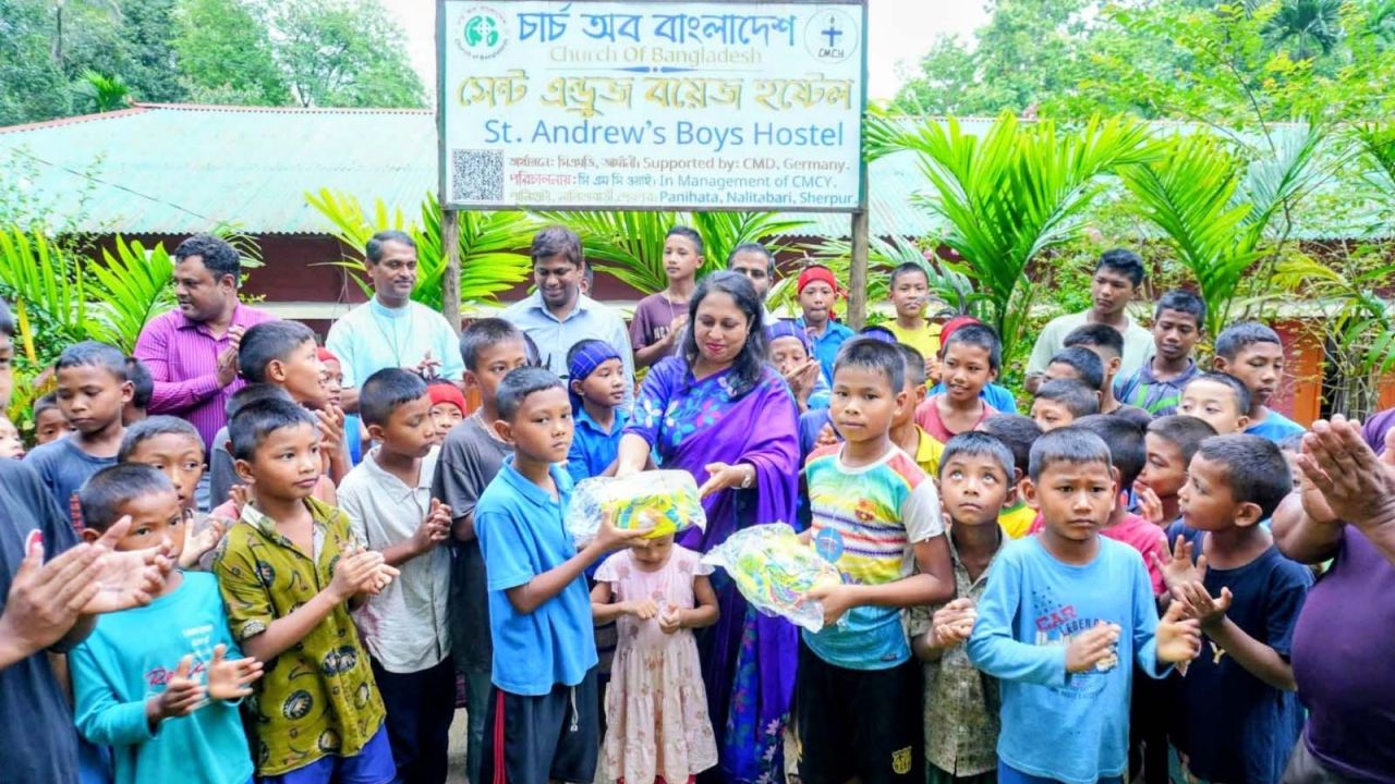 শেরপুরে ক্ষুদ্র নৃ-গোষ্ঠী শিক্ষার্থীদের মাঝে শিক্ষা উপকরণ বিতরণ করলেন জেলা প্রশাসক