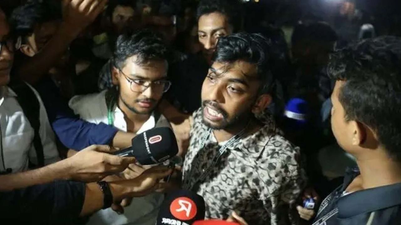 সড়ক ছাড়লেন শিক্ষার্থীরা, রাতের মধ্যে শর্ত না মানলে কাল লংমার্চ