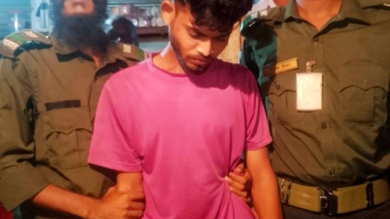 নালিতাবাড়ীতে আনসার-ভিডিপির নেতৃত্বে মাদক ব্যবসায়ীকে আটক করে পুলিশে সোপর্দ