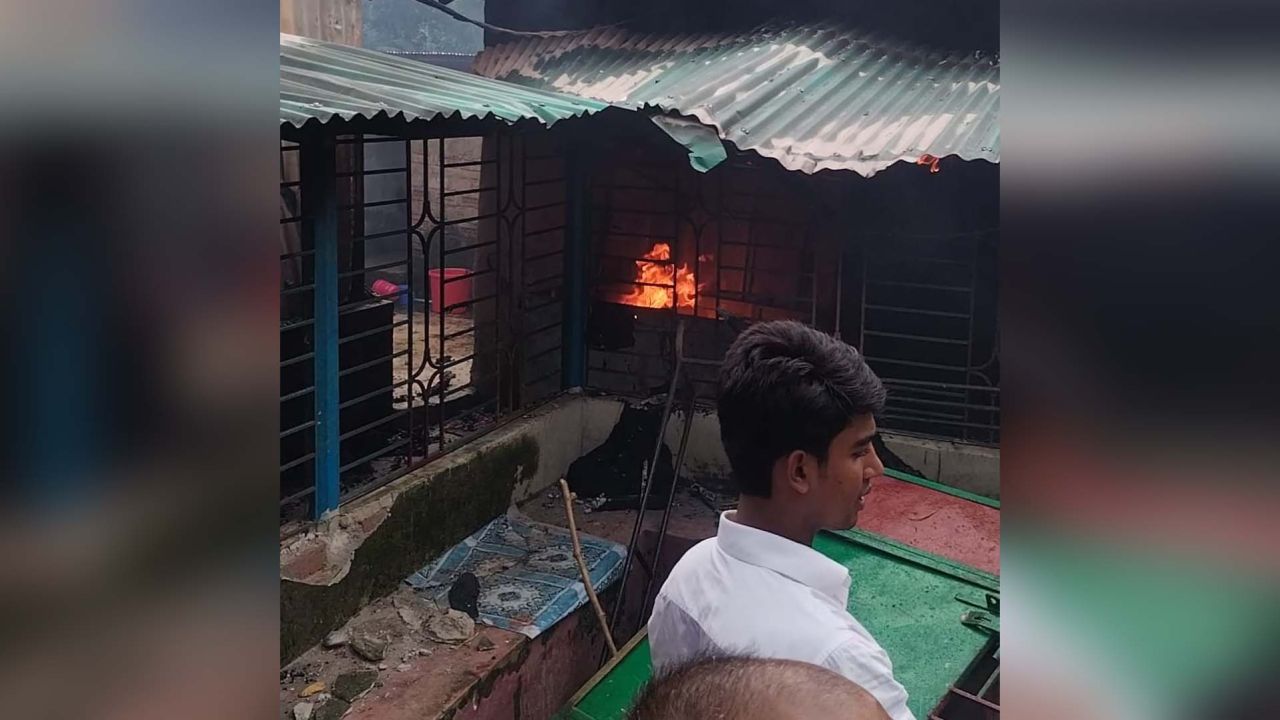 ভালুকায় মাদক ব্যবসায়ী মা-ছেলেকে পুলিশে সোপর্দ করলো এলাকাবাসী