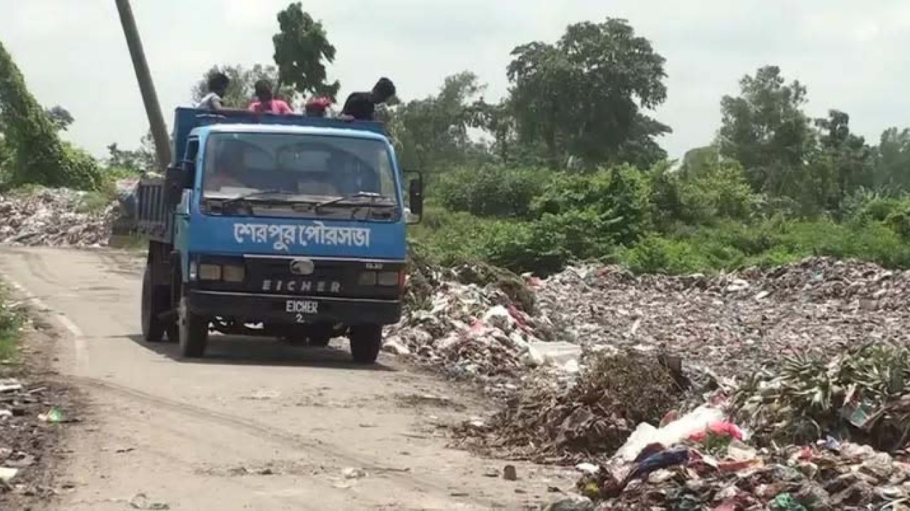শেরপুরে মৃগী নদীর পাশে ফেলা হচ্ছে পৌর বর্জ্য
