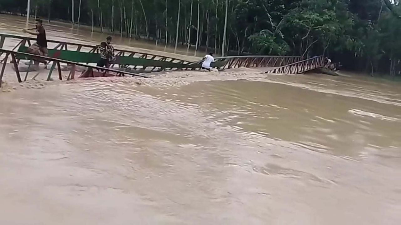 শেরপুরে পানির তোড়ে ব্রিজ ভেঙে নদীতে, রক্ষা পেলো মানুষ