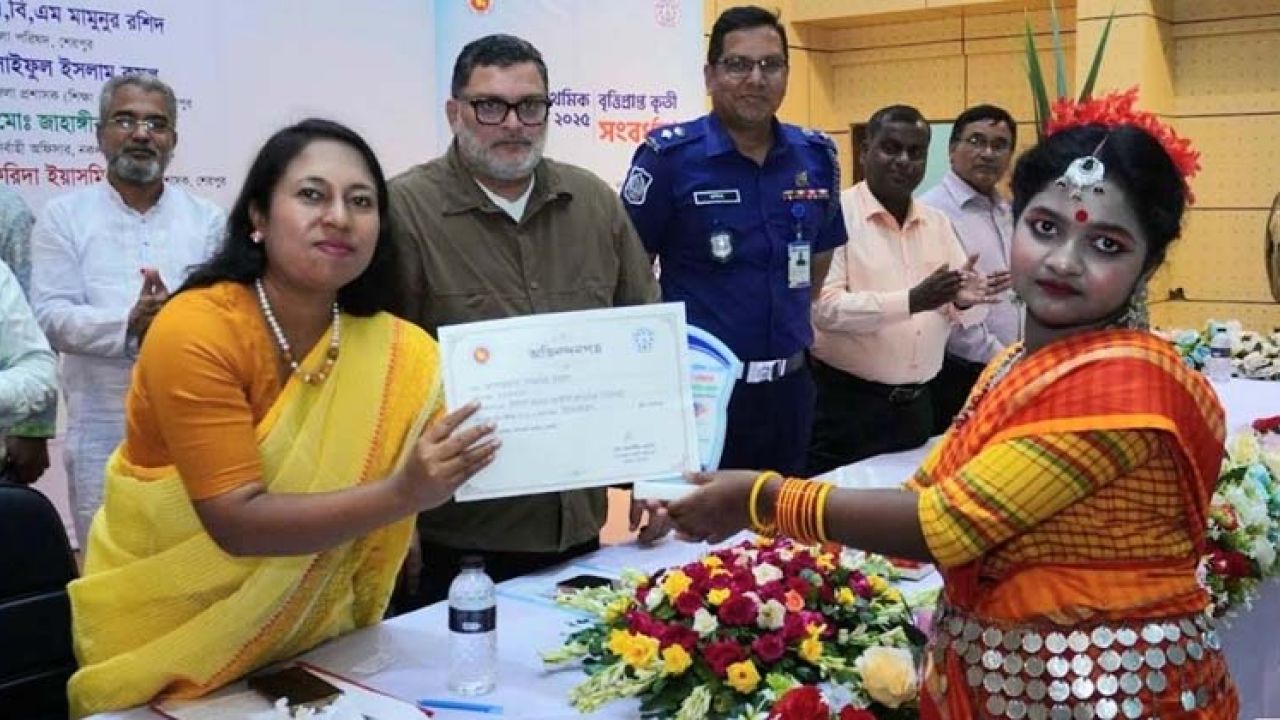 নকলায় প্রাথমিক বৃত্তিপ্রাপ্ত ২০৩ কৃতী শিক্ষার্থীকে সংবর্ধনা