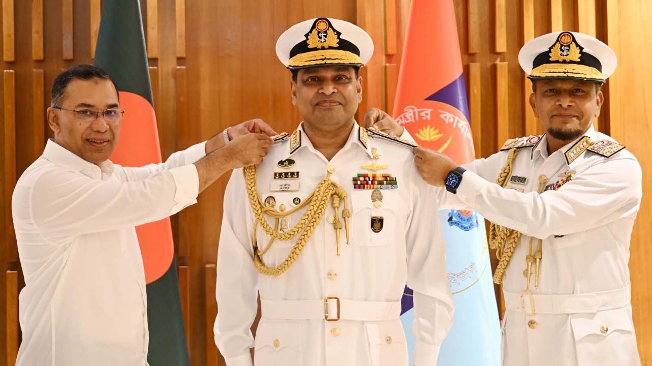 র‌্যাঙ্ক ব্যাজ পরানো হলো নতুন নৌবাহিনী প্রধানকে 