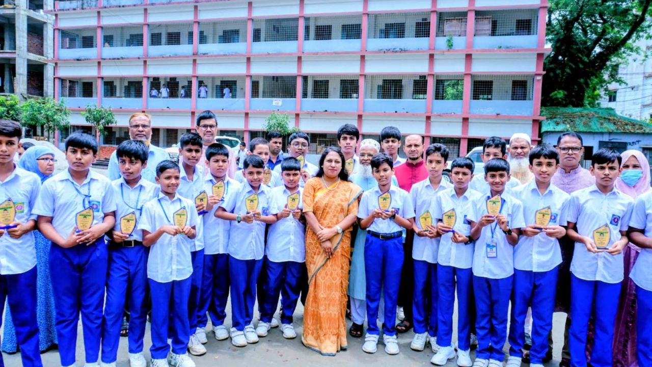 শেরপুর সরকারি ভিক্টোরিয়া একাডেমির বৃত্তি পাওয়া শিক্ষার্থীদের সংবর্ধনা