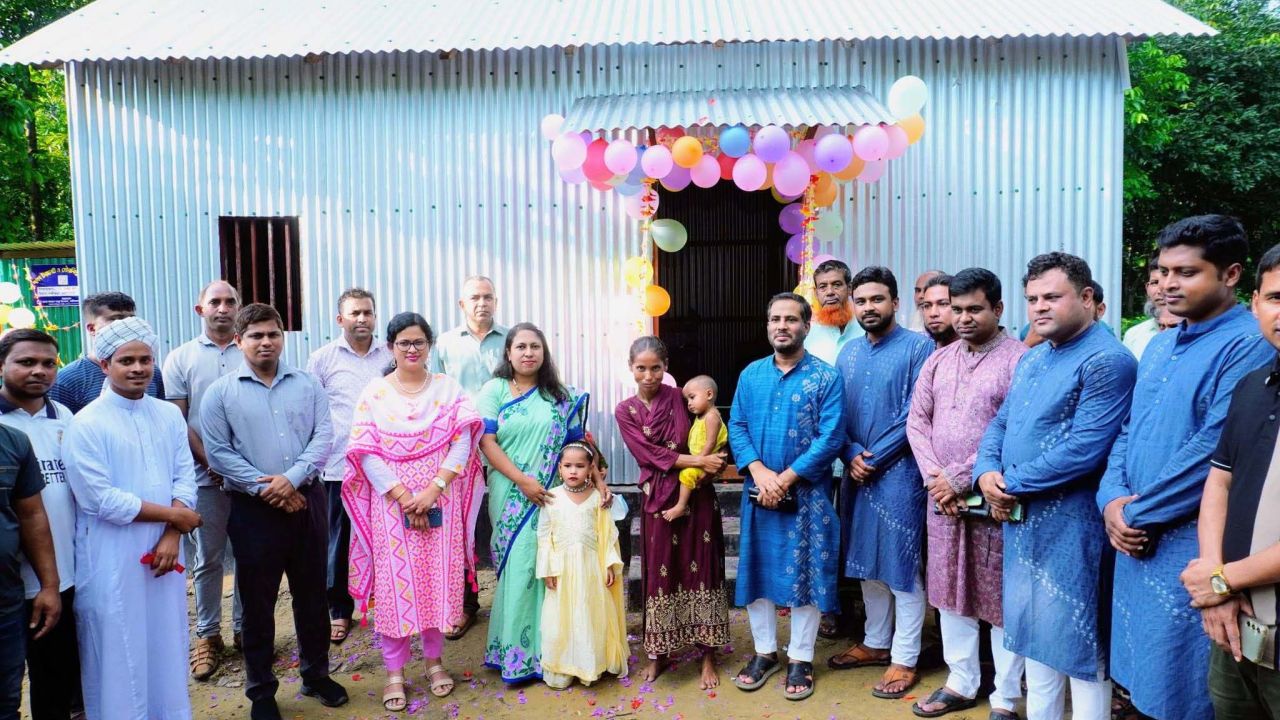 শেরপুরে জেলা প্রশাসনের উদ্যোগে গৃহহীন রুপা বেগমের মুখে হাসি