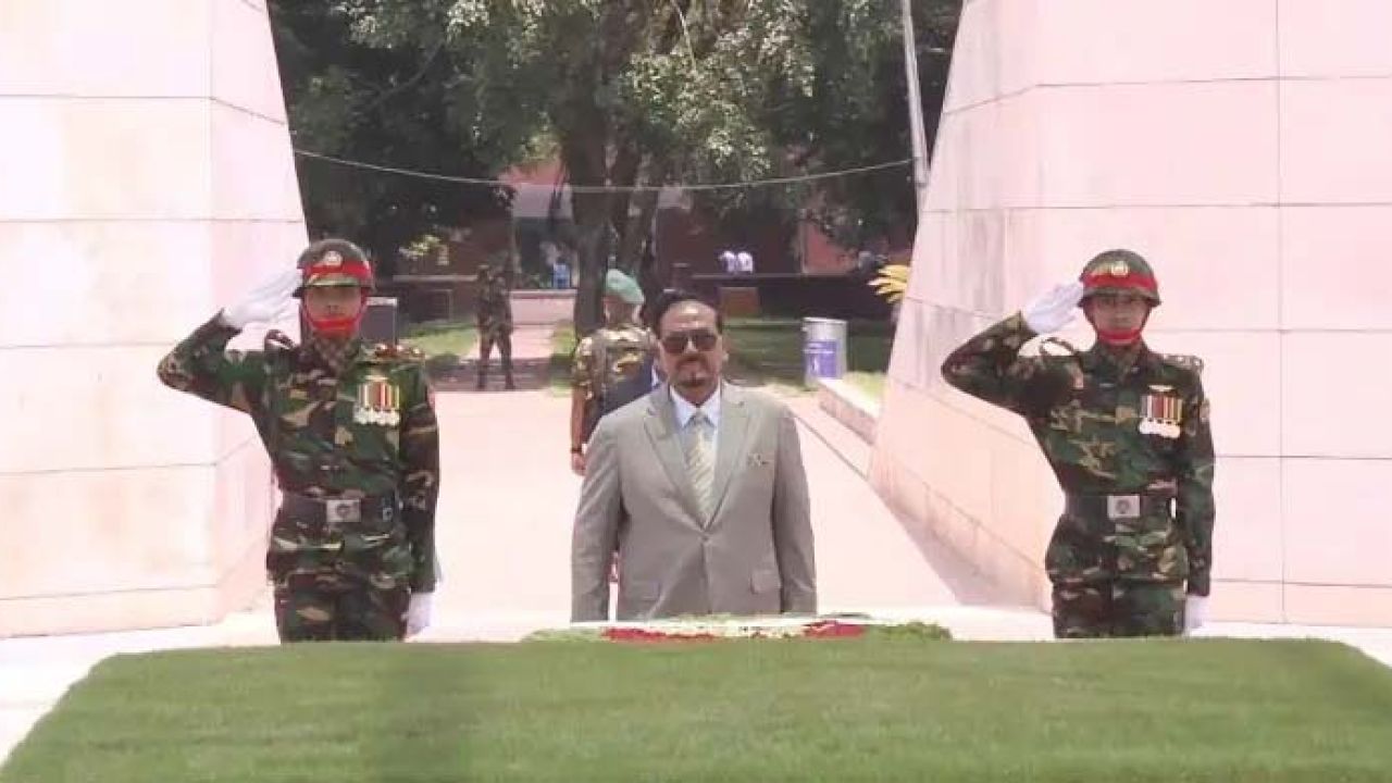 জিয়াউর রহমান ও খালেদা জিয়ার কবরে ভারপ্রাপ্ত রাষ্ট্রপতির শ্রদ্ধা