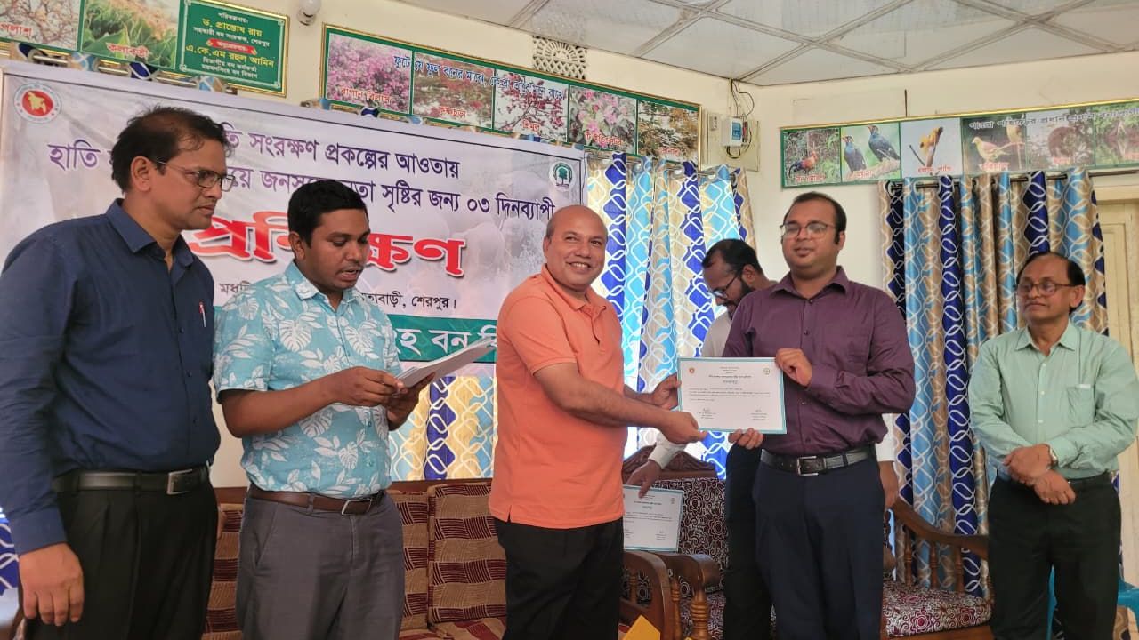 হাতি সংরক্ষণে জনসচেতনতায় প্রশিক্ষণের সার্টিফিকেট প্রদান