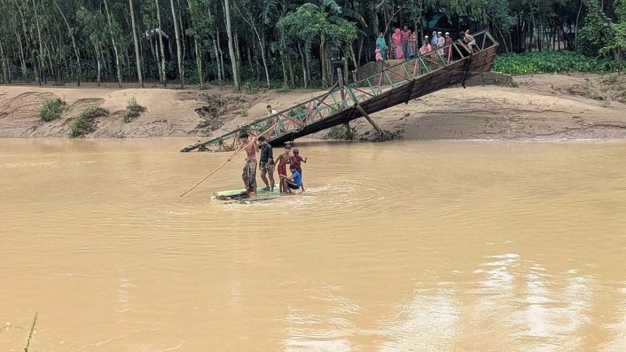 নালিতাবাড়ীতে বেইলি ব্রিজ ভেঙে দুর্ভোগে ১০ হাজার মানুষ