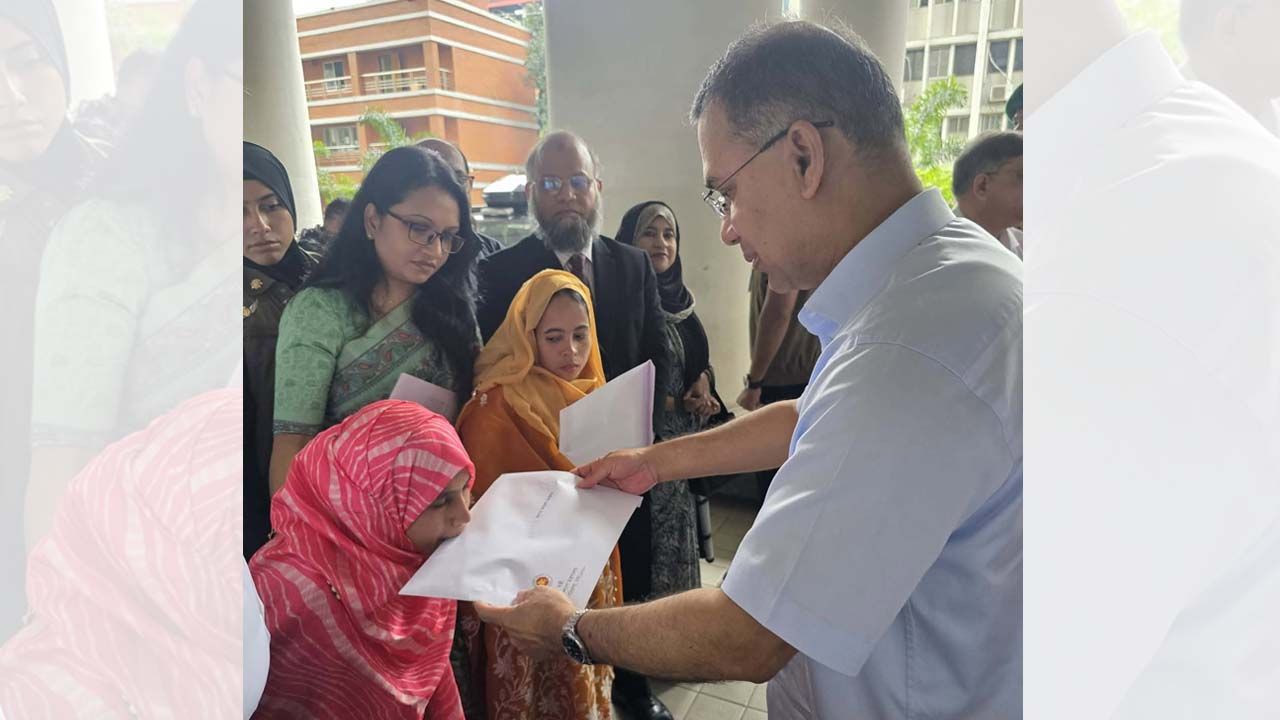 হাত নেই, মুখ দিয়ে প্রধানমন্ত্রী থেকে নিয়োগপত্র নিলেন আয়শা