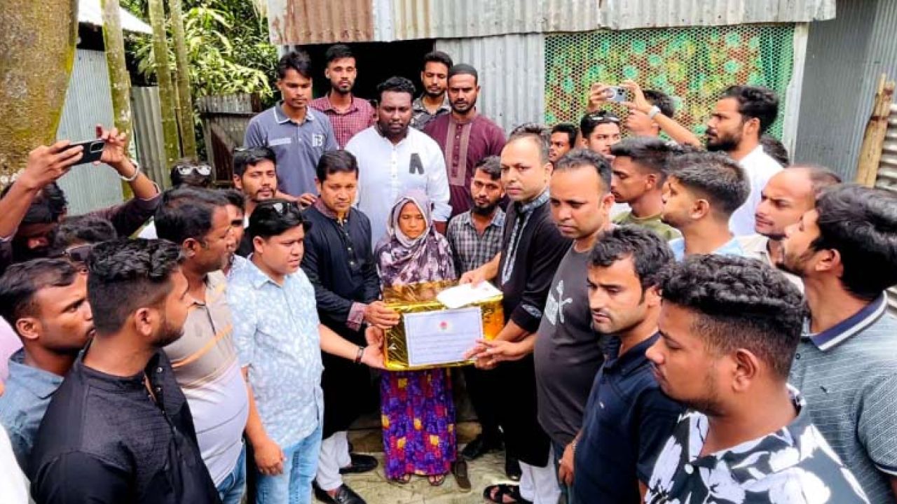 শেরপুরের শহীদ মাহবুব ও সবুজের পরিবার পেল প্রধানমন্ত্রীর উপহার