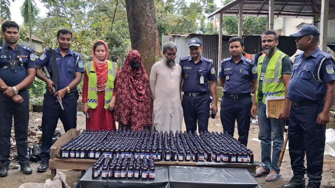 দুর্গাপুরে ৭৪০ বোতল ফেনসিডিলসহ বাবা-মেয়ে আটক