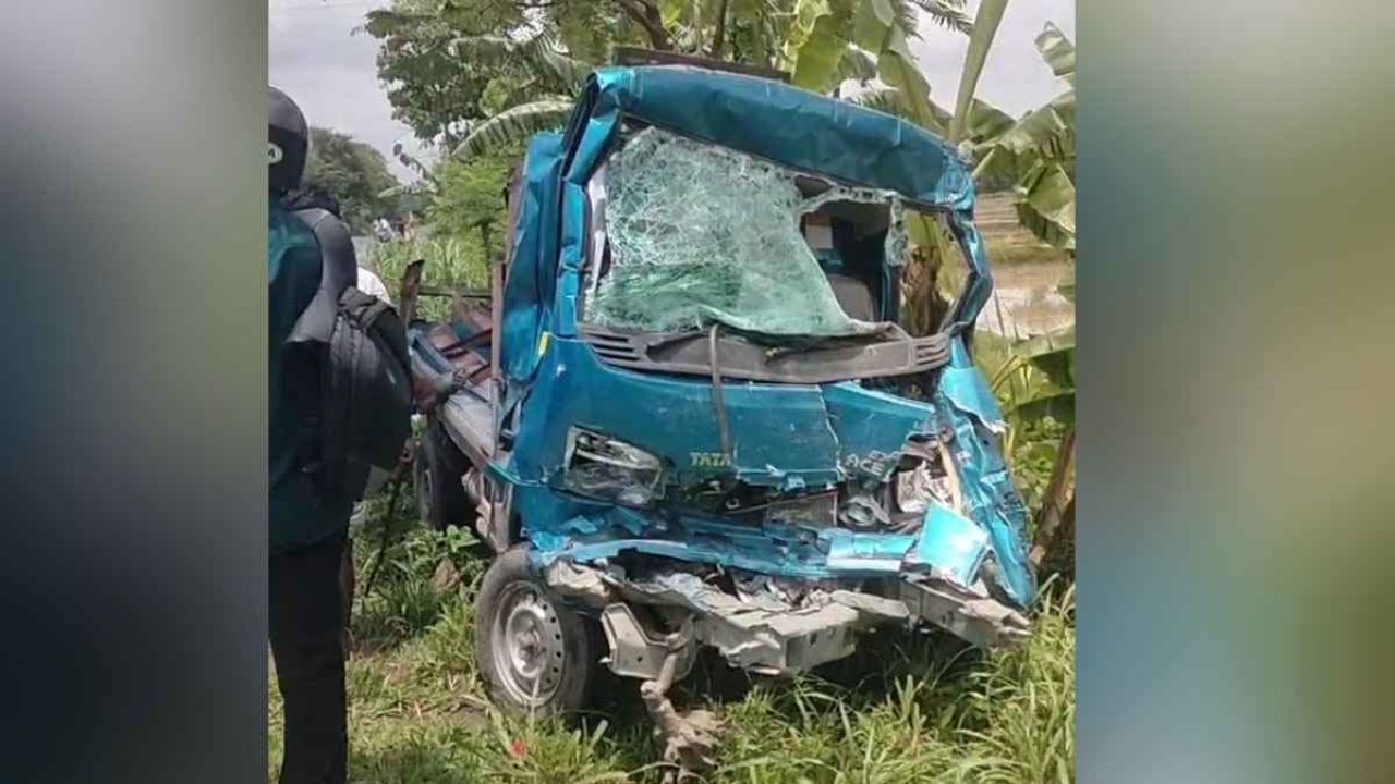 ট্রাকের সঙ্গে সংঘর্ষে দুমড়েমুচড়ে গেল পিকআপ, নিহত ৪