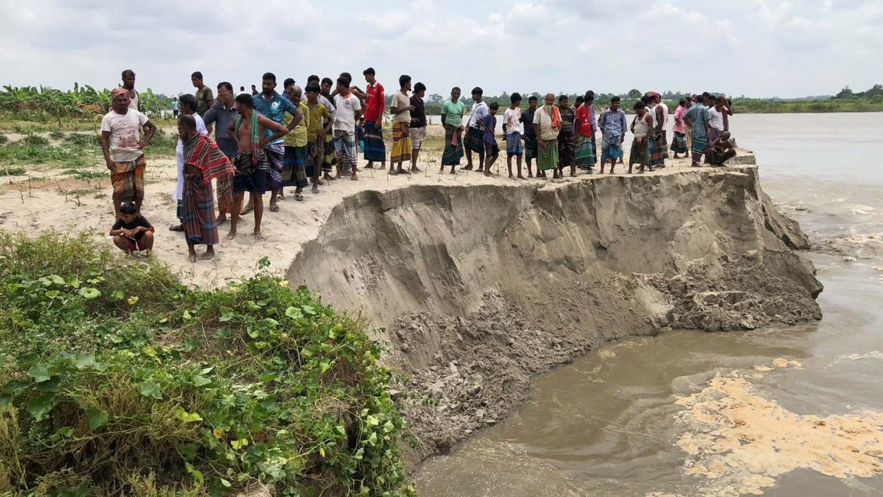 ইসলামপুরে তীব্র নদীভাঙন, নদীগর্ভে বিলীন হচ্ছে বসতভিটা