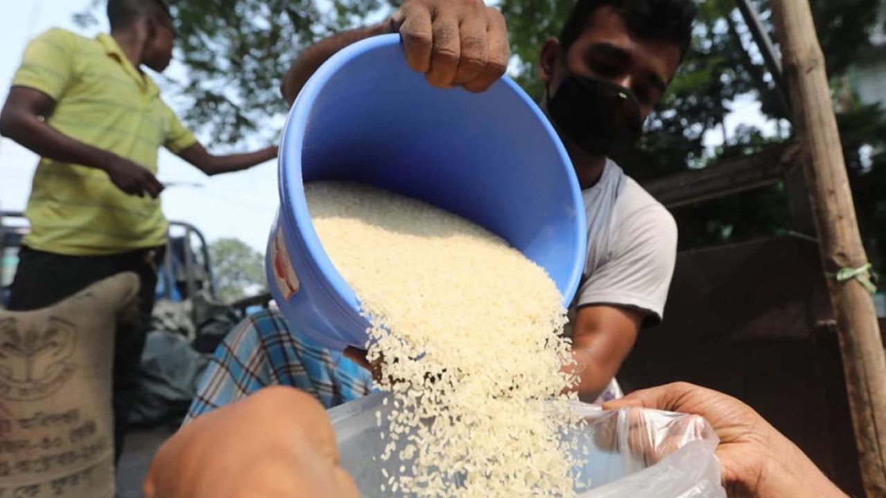 ১৫ টাকায় ৩০ কেজি করে চাল পাচ্ছেন ৫৫ লাখ পরিবার