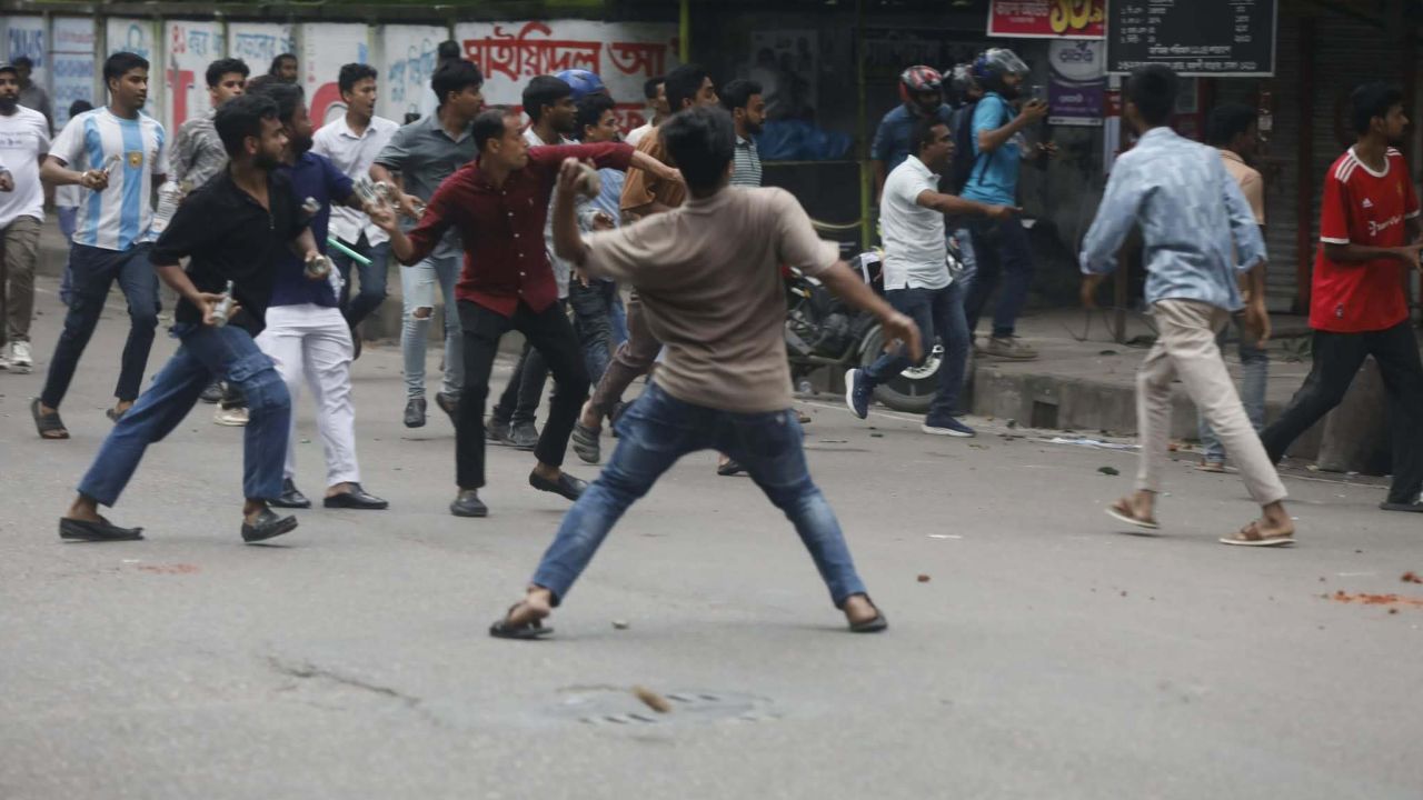 জবি, ঢাকা কলেজ ও আলিয়া মাদ্রাসায় ছাত্রদল-শিবির সংঘর্ষ, আহত অন্তত ২০