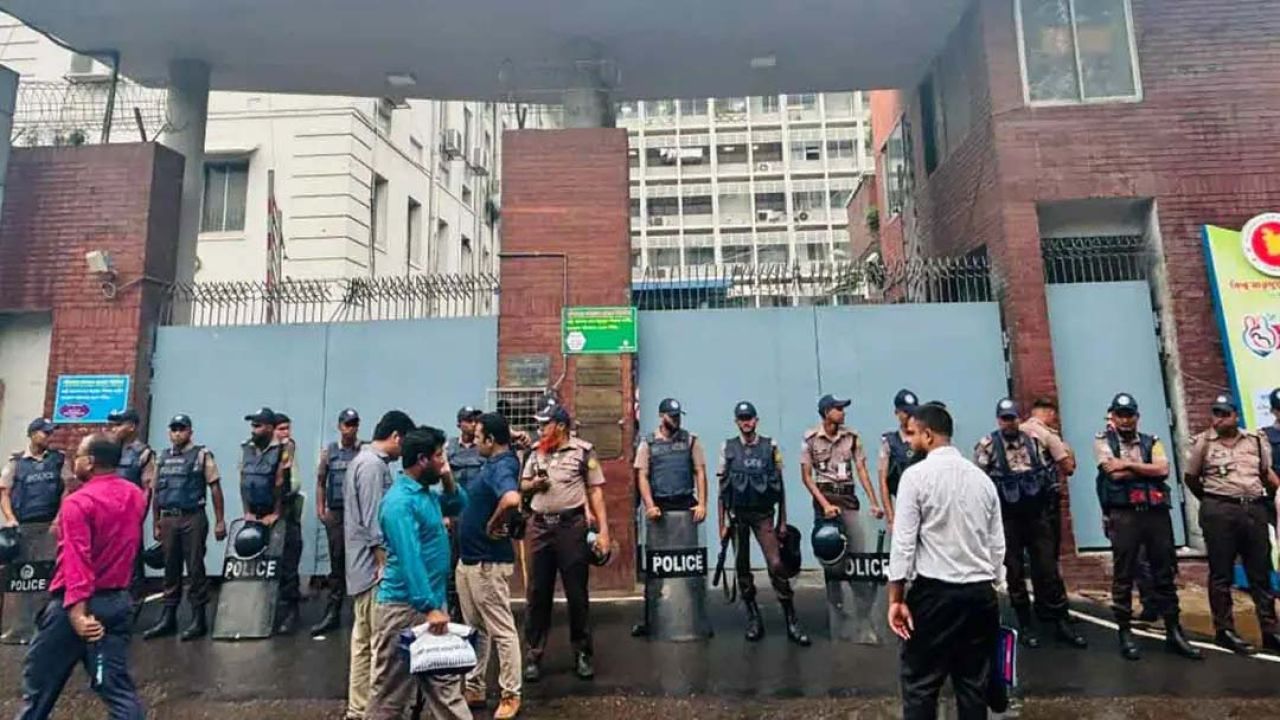 সচিবালয়ের সামনে অতিরিক্ত পুলিশ মোতায়েন