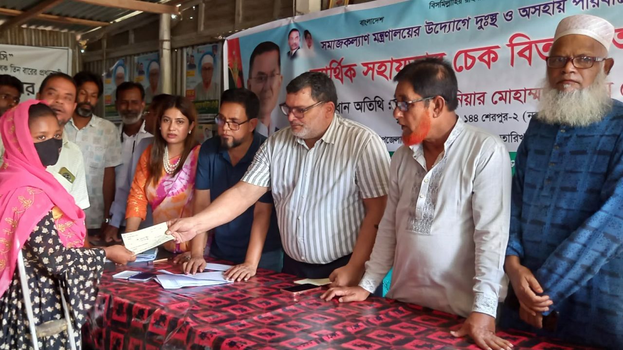 নকলায় দু:স্থ ও অসহায় পরিবারের মাঝে আর্থিক সহায়তার চেক বিতরণ
