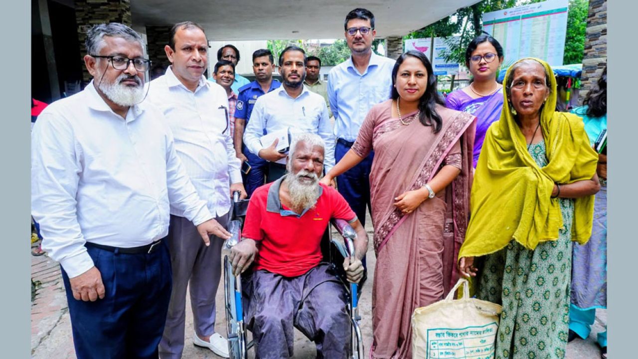 শেরপুরে জেলা প্রশাসকের সাপ্তাহিক গণশুনানীতে হুইল চেয়ার ও ত্রাণ সহায়তা বিতরণ