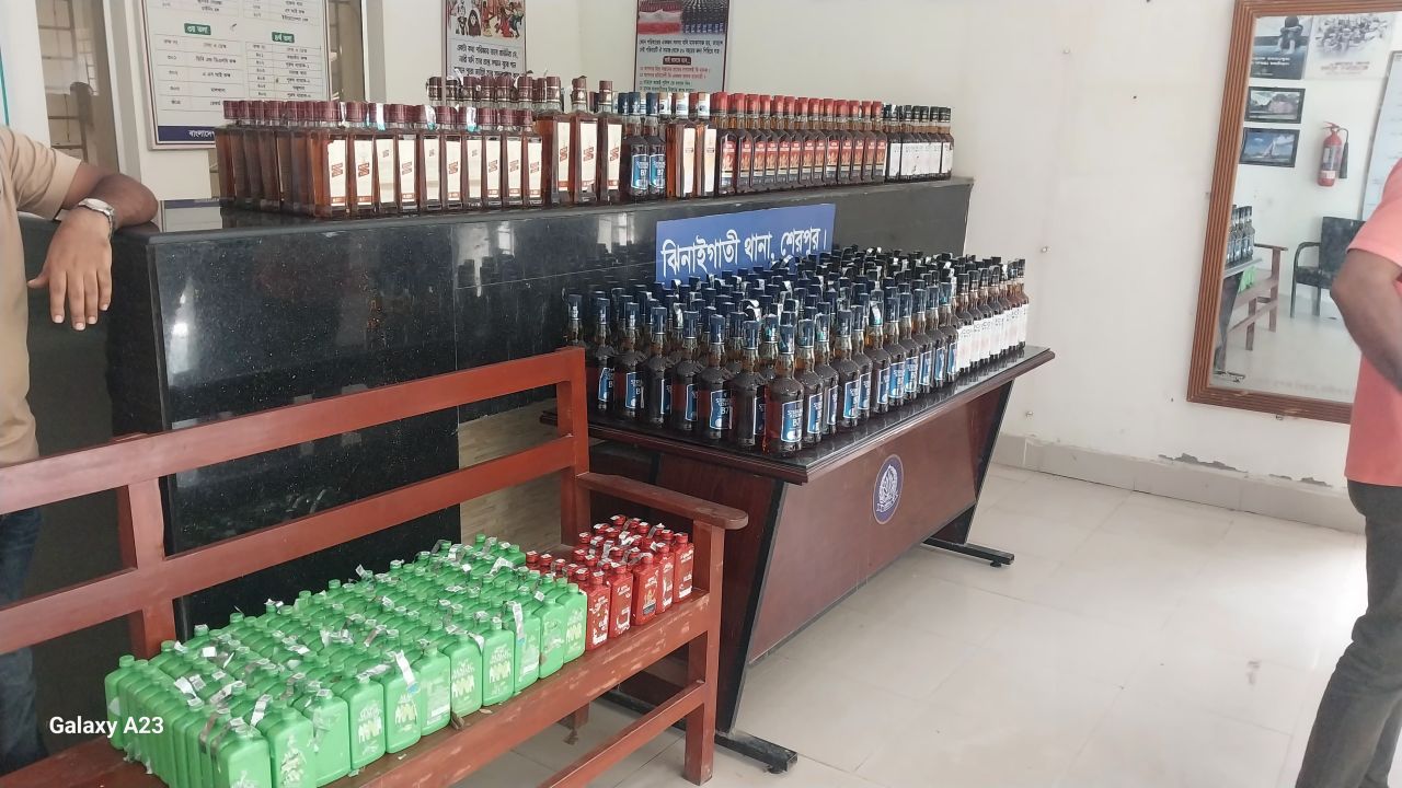 ঝিনাইগাতীতে ৬০০ বোতল ভারতীয় মদ উদ্ধার