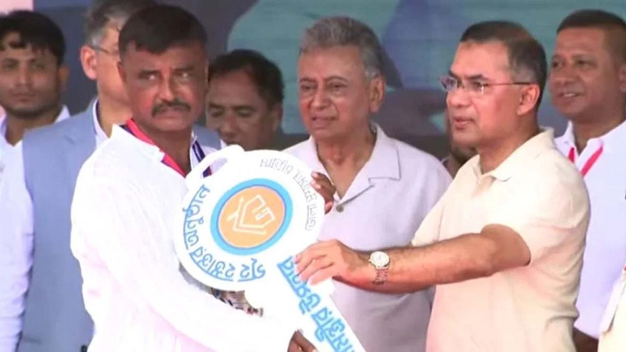বন্যায় ক্ষতিগ্রস্তদের হাতে নতুন ঘরের চাবি তুলে দিলেন প্রধানমন্ত্রী