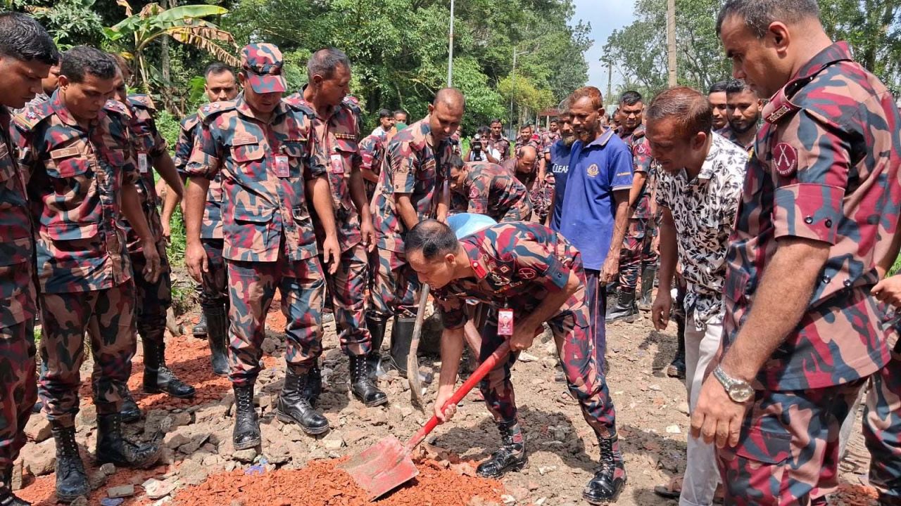 জামালপুরের জনবদ্ধতায় বিনষ্ট হওয়া ৩০০ মিটার রাস্তা মেরামত করলো ৩৫ বিজিবি 