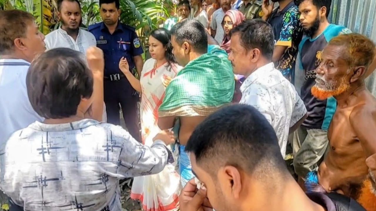 শেরপুরে গ্রামীণ ঘরবাড়ীতে জলাবদ্ধতা নিরাসনে জেলা প্রশাসকের পরিদর্শন