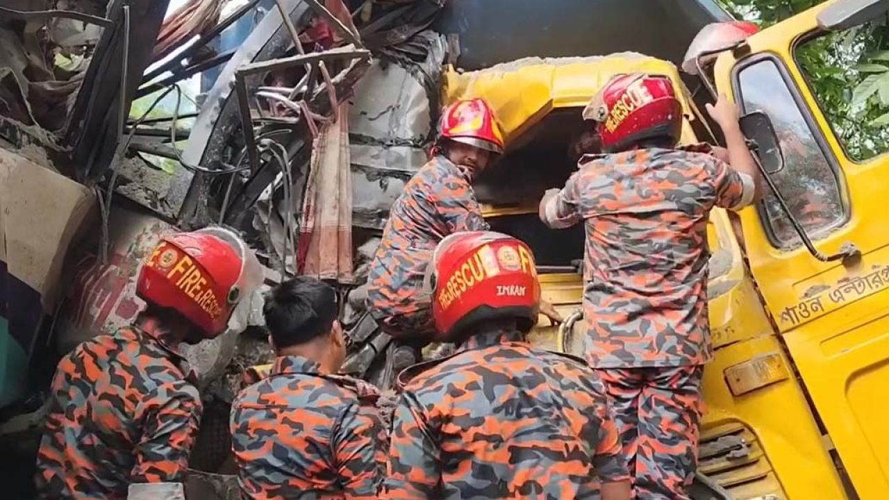 চাঁদপুরে বাস-ট্রাকের মুখোমুখি সংঘর্ষে নিহত ৩