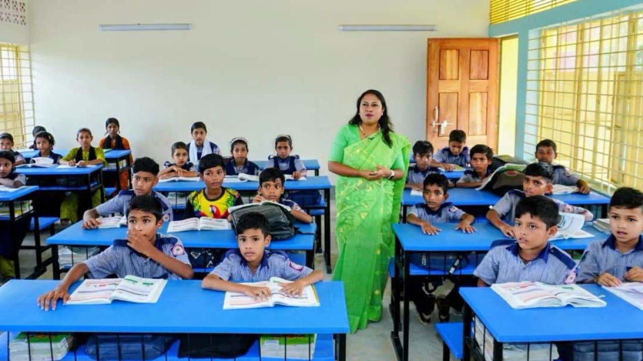 শ্রীবরদীর কর্নঝোড়া সরকারি প্রাথমিক বিদ্যালয় পরিদর্শন করলেন জেলা প্রশাসক