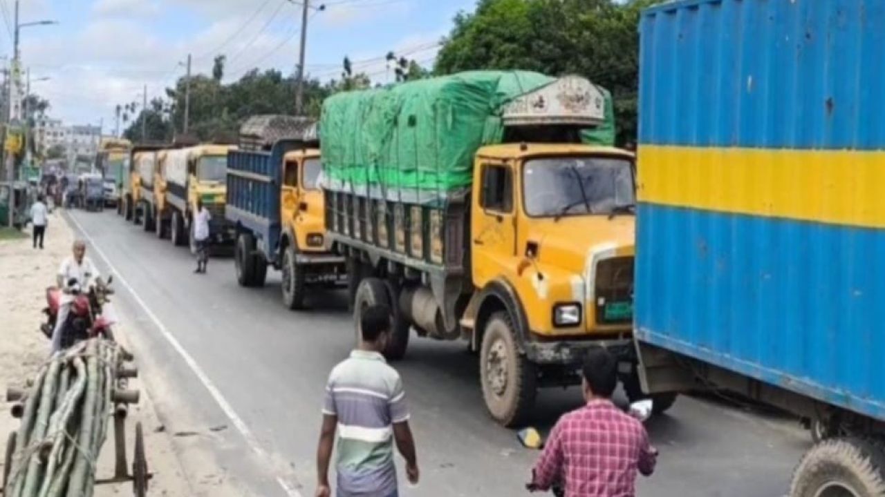 গ্যাস সংকটে অটোরিকশা চালকদের জামালপুর টাঙ্গাইল মহাসড়ক অবরোধ