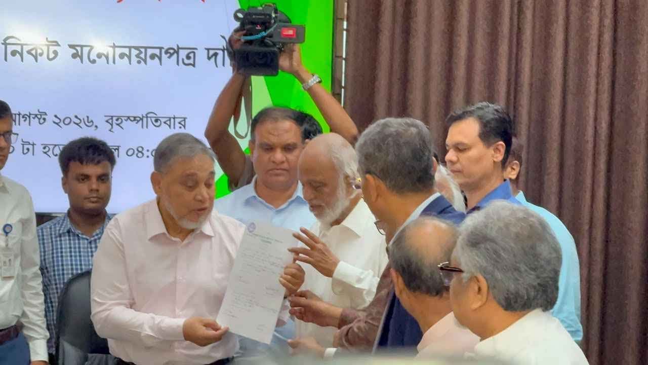 রাষ্ট্রপতি পদে মির্জা ফখরুলের মনোনয়নপত্র জমা দিলেন মঈন খান