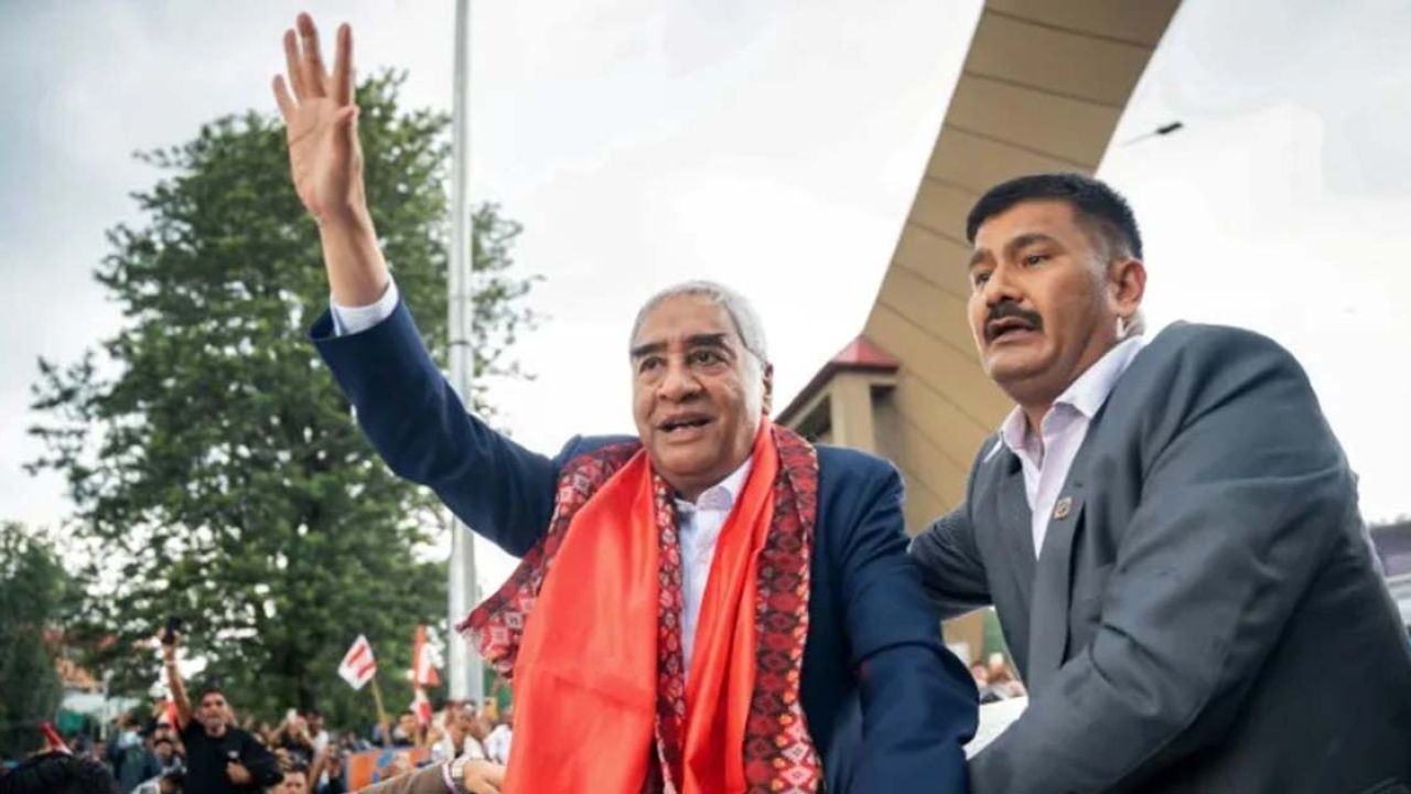 গ্রেপ্তারি পরোয়ানা মাথায় নিয়েই নেপালে ফিরলেন দেশটির সাবেক প্রধানমন্ত্রী