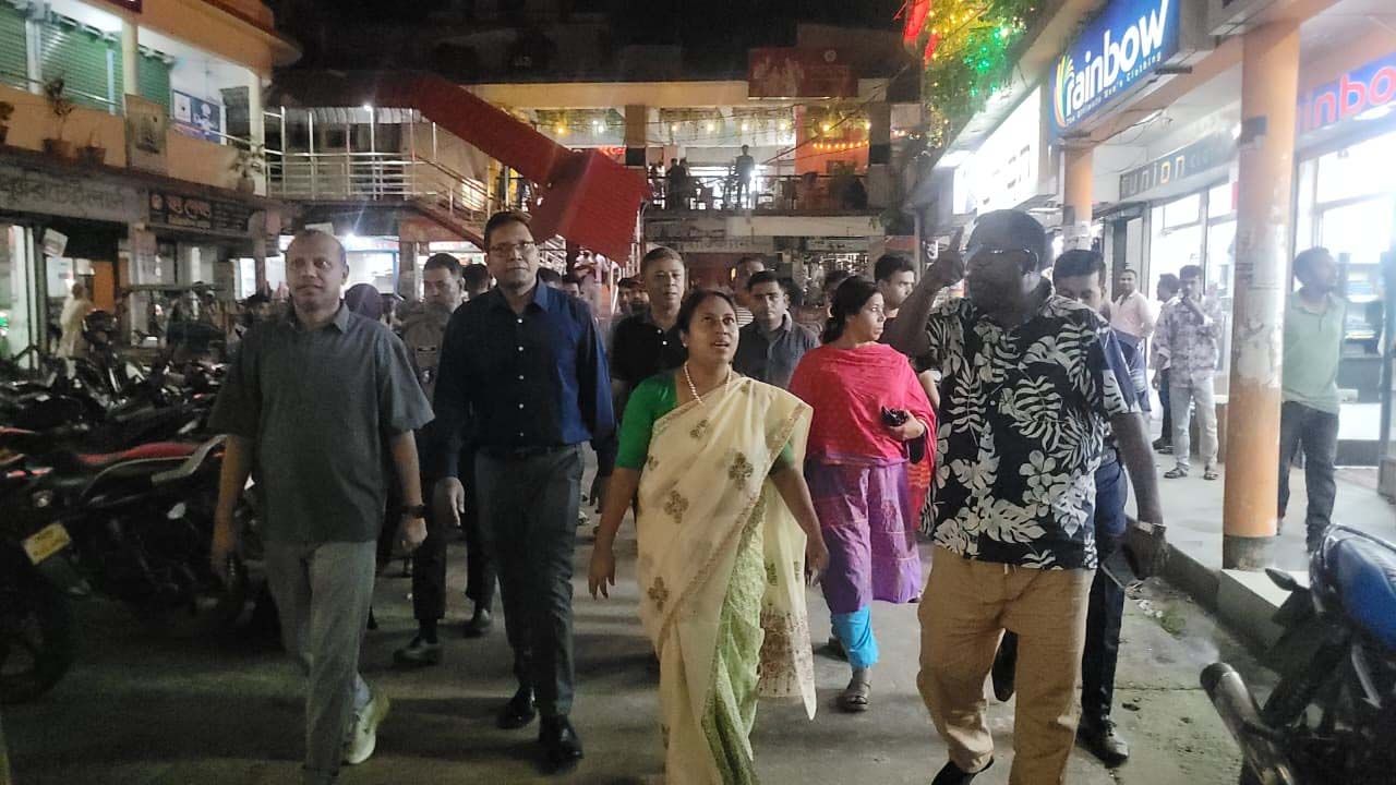 রাত ৮টার মধ্যে শপিংমল-মার্কেট-দোকান বন্ধের নির্দেশনা প্রচারণায় শেরপুরের প্রশাসন