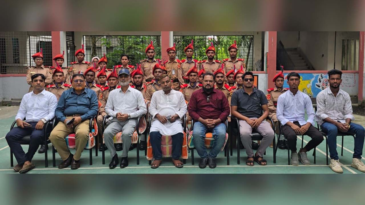 অধ্যক্ষ আব্দুল হাই আল হাদীকে সংবর্ধনা দিল বিএনসিসি আশেক মাহমুদ কলেজ প্লাটুন