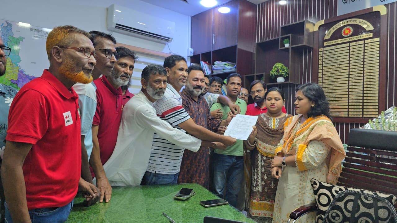 জামালপুরের ৭ দফা দাবীতে দলিল লেখক সমিতির স্মারকলিপি প্রদান