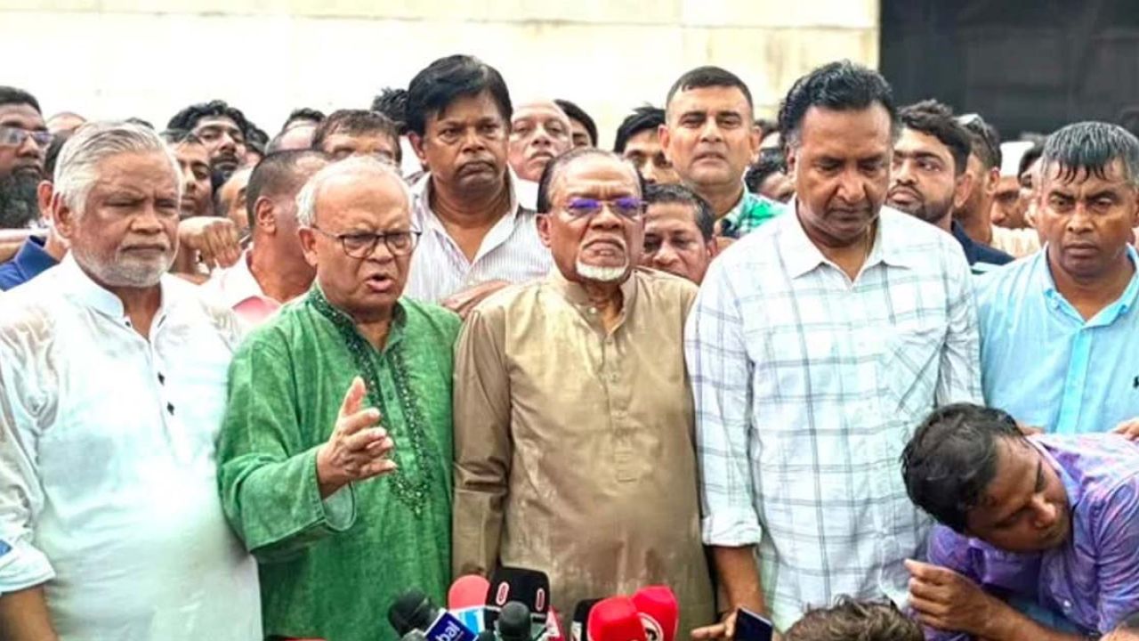 শহীদ রাষ্ট্রপতি জিয়াউর রহমান ও বেগম খালেদা জিয়ার সমাধিতে বিএনপির স্থায়ী কমিটির নতুন চার সদস্যের শ্রদ্ধা
