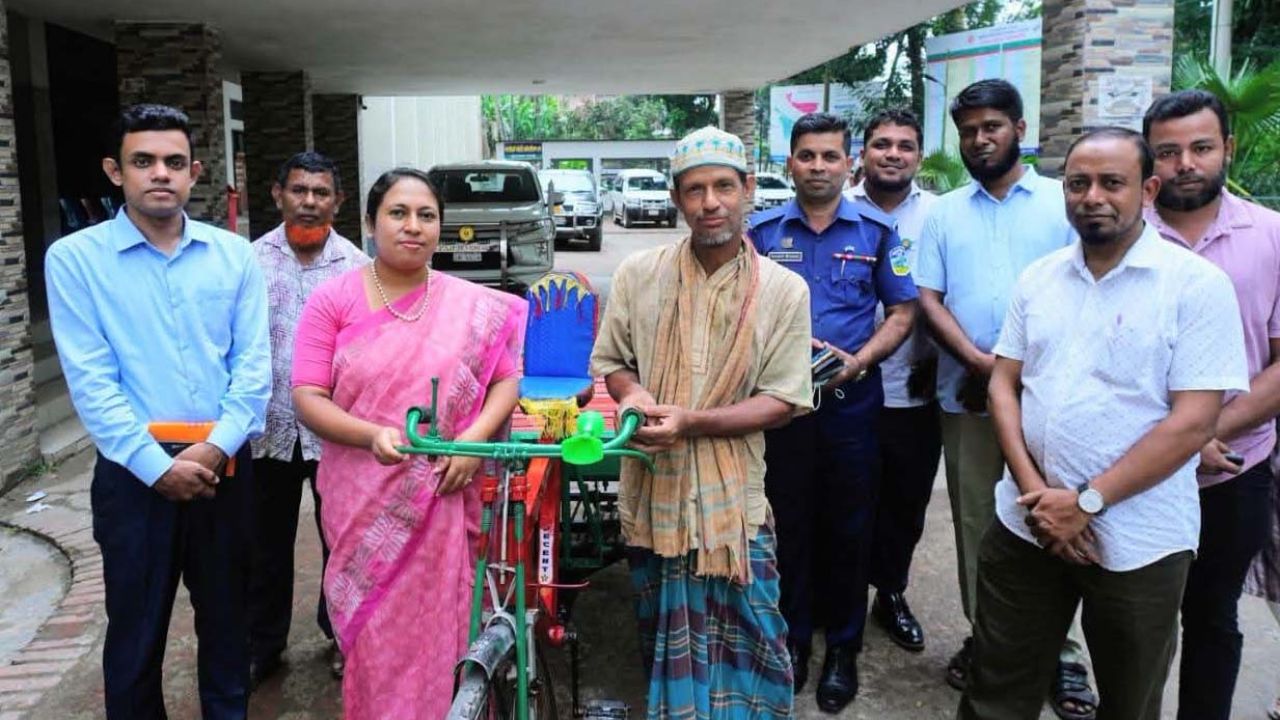 শেরপুরে অসহায় ব্যক্তিকে ভ্যানগাড়ি উপহার দিল জেলা প্রশাসক