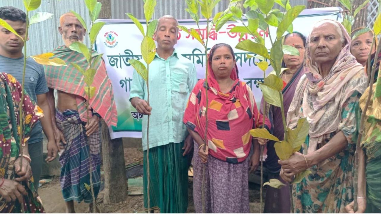 নালিতাবাড়ীতে কৃষক কৃষাণীর মাঝে ফল গাছের চারা বিতরণ 