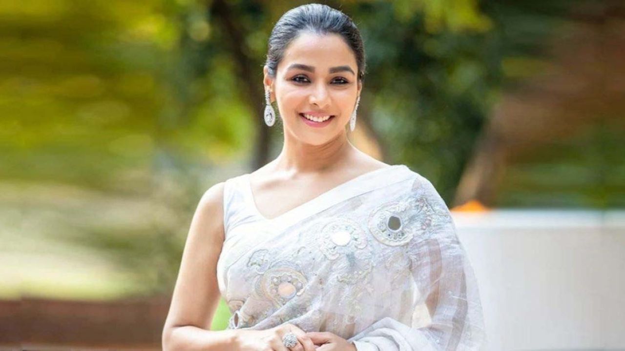 হাওরের গল্পে রুনা খান