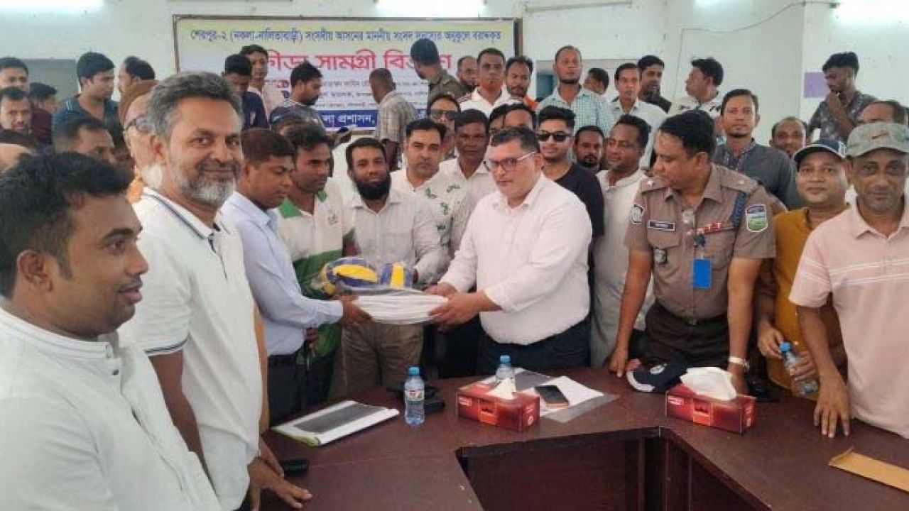 নকলা ও নালিতাবাড়ীর ২২৫ শিক্ষাপ্রতিষ্ঠানে ক্রীড়া সামগ্রী বিতরণ