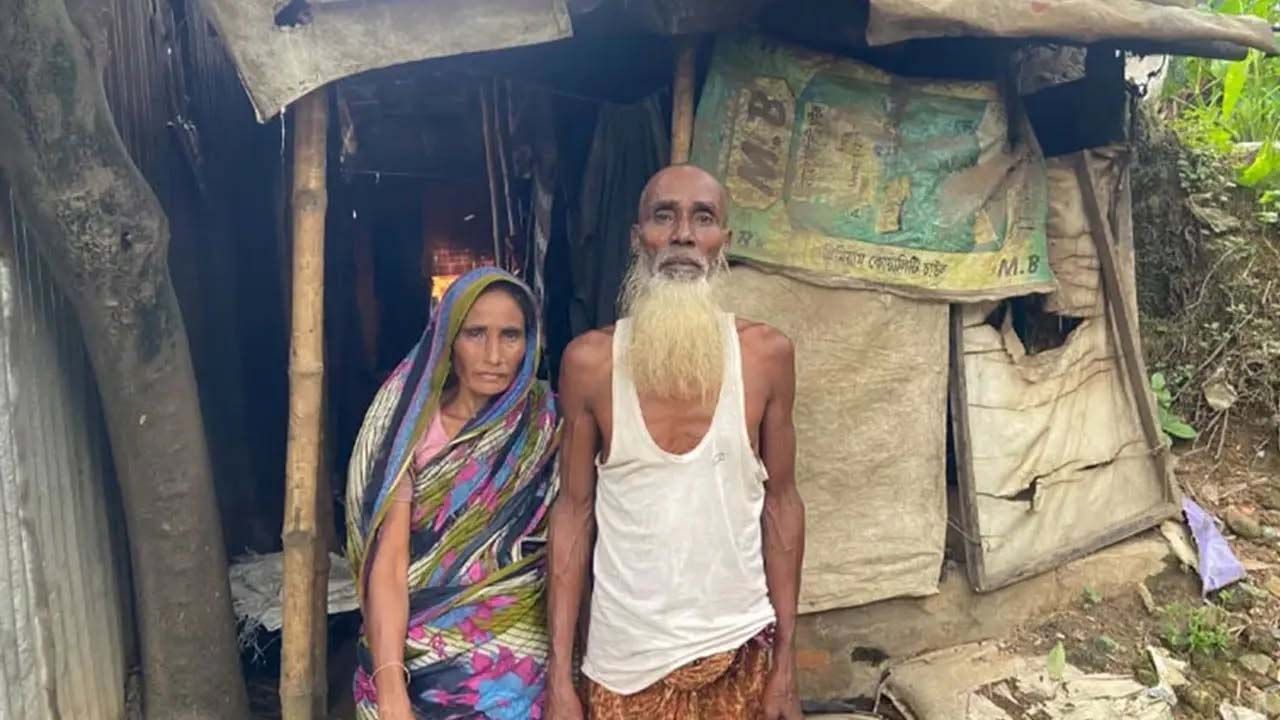 বৃদ্ধ আজমত আলী দম্পতির দিন কাটছে ছেঁড়া পলিথিনের ঝুপড়িতে