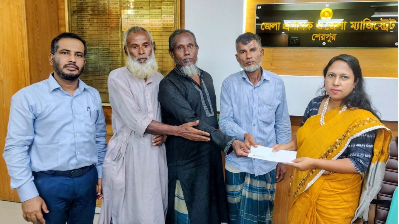 সাপের দংশনে নিহত শাহিনের পরিবারের পাশে জেলা প্রশাসন