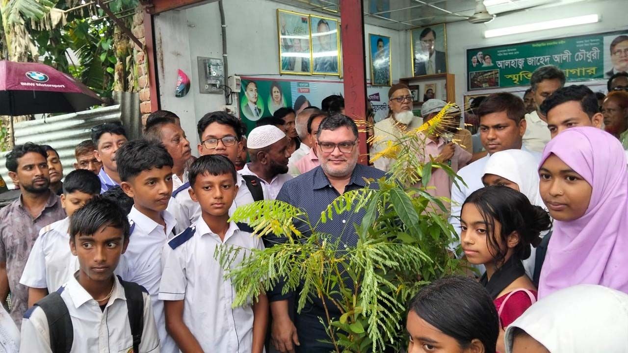 নালিতাবাড়ীতে গাছের চারা ও নগদ অর্থ বিতরণ