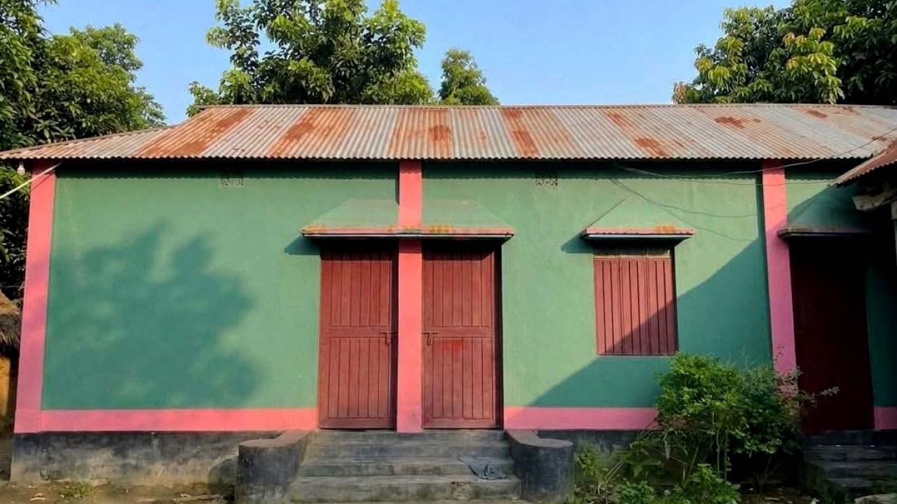 নালিতাবাড়ীতে এক পক্ষকে কোপানোর পর অন্য পক্ষের বাড়িঘরে লুটপাটের অভিযোগ