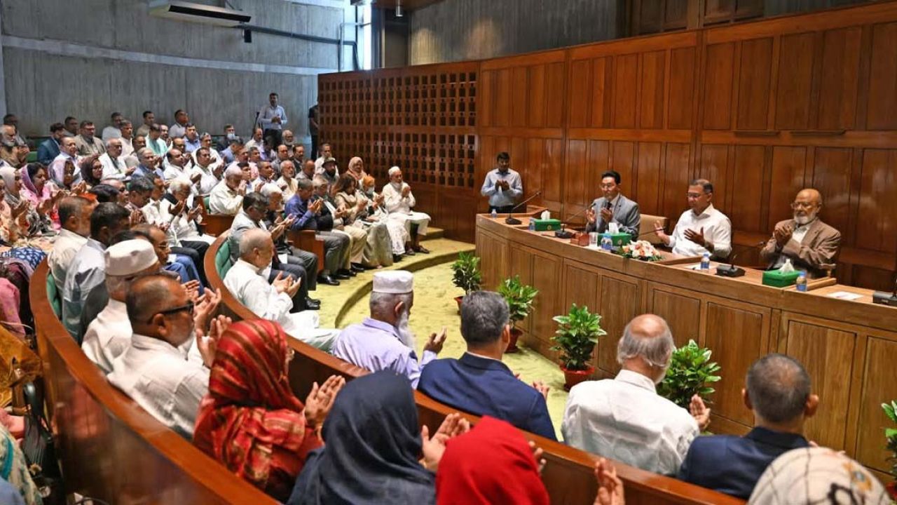 প্রধানমন্ত্রীর সভাপতিত্বে সরকারদলীয় সংসদ সদস্যদের বৈঠক চলছে
