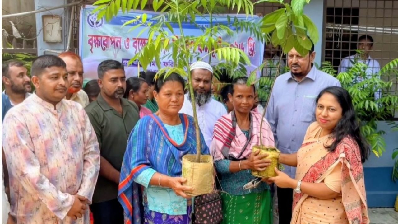 শেরপুরে ক্ষুদ্র নৃগোষ্ঠীদের মাঝে গাছের চারা বিতরণ